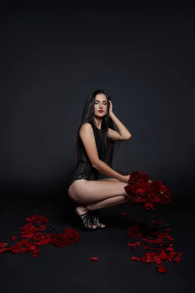 Gyönyörű Barna Egy Csokor Rózsa Virág Padlón Egy Fekete Testruha — Stock Fotó