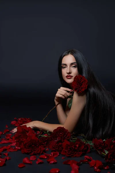 Gyönyörű Barna Egy Csokor Rózsa Virág Padlón Egy Fekete Testruha — Stock Fotó