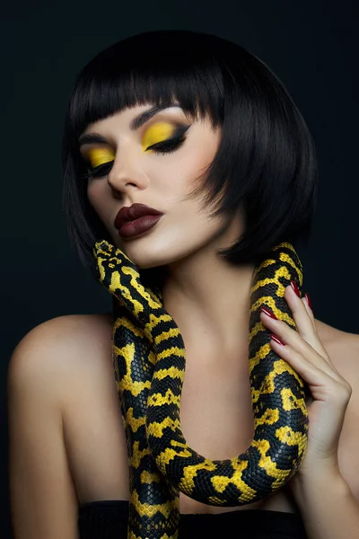 Piękna Kobieta Krótkiej Fryzurze Pyton Żółty Wąż Szyi Żółty Wąż — Zdjęcie stockowe