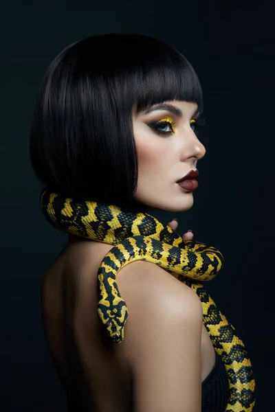 Beauty Woman Short Haircut Python Yellow Snake Her Neck Yellow — Stock Photo, Image