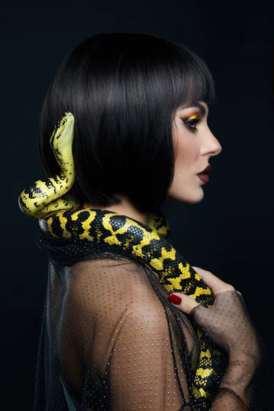 Schönheit Frau Kurzhaarschnitt Python Gelbe Schlange Hals Eine Gelbe Schlange — Stockfoto