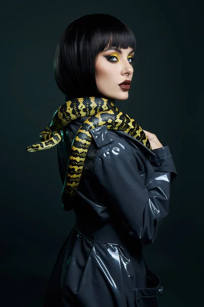 Skönhetskvinna Python Gul Orm Runt Halsen Latex Glänsande Regnrock Gul — Stockfoto