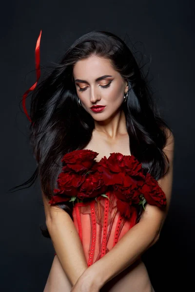 Krásná Brunetka Kyticí Červených Růží Červeném Korzetu Dlouhé Vlasy Nahé — Stock fotografie