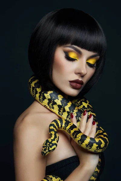 Mulher Beleza Curto Corte Cabelo Python Cobra Amarela Seu Pescoço — Fotografia de Stock