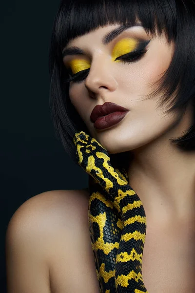 Mulher Beleza Curto Corte Cabelo Python Cobra Amarela Seu Pescoço — Fotografia de Stock