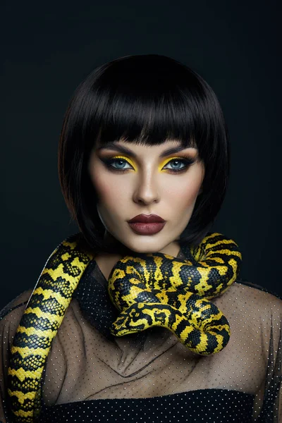 Güzel Kadın Kısa Saç Kesimi Piton Sarısı Yılanı Boynunda Bir — Stok fotoğraf