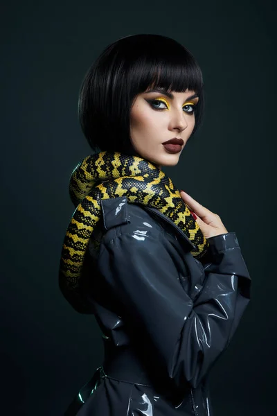 Mulher Beleza Python Cobra Amarela Torno Seu Pescoço Capa Chuva — Fotografia de Stock