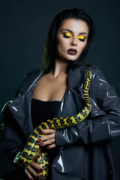 Schoonheidsvrouw Python Gele Slang Haar Nek Latex Glanzende Regenjas Gele — Stockfoto