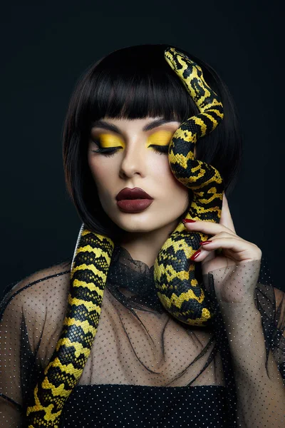 Mulher Beleza Curto Corte Cabelo Python Cobra Amarela Seu Pescoço — Fotografia de Stock