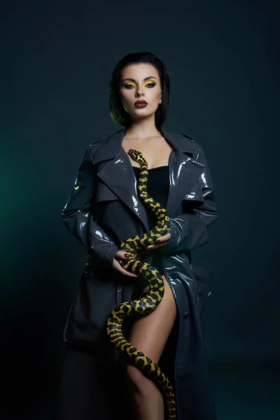 Mulher Beleza Python Cobra Amarela Torno Seu Pescoço Capa Chuva — Fotografia de Stock