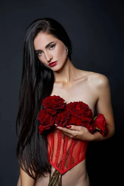 Hermosa Mujer Morena Con Ramo Rosas Rojas Corsé Rojo Cabello —  Fotos de Stock