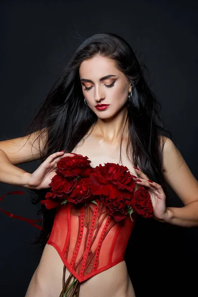 Hermosa Mujer Morena Con Ramo Rosas Rojas Corsé Rojo Cabello — Foto de Stock