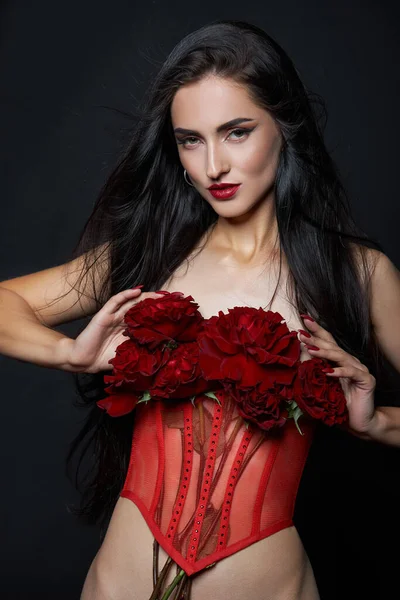 Hermosa Mujer Morena Con Ramo Rosas Rojas Corsé Rojo Cabello — Foto de Stock