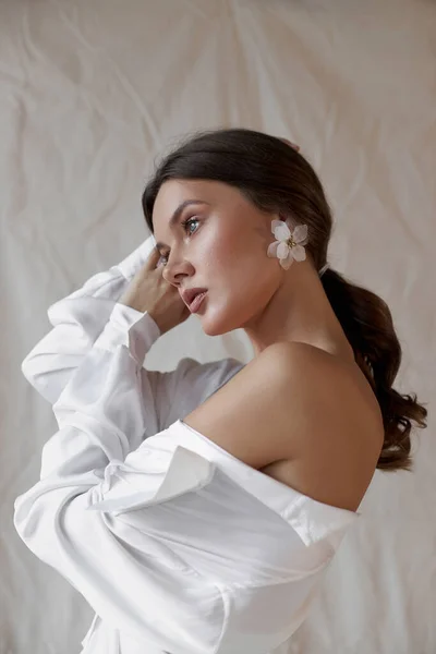 Mulher Loira Retrato Clássico Camisa Branca Brincos Flores Seus Ouvidos — Fotografia de Stock