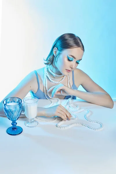 Ritratto Bellezza Donna Trucco Occhi Frecce Blu Perline Gioielli Intorno — Foto Stock