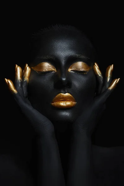 Piękna Kobieta Malowane Kolorze Czarnej Skóry Body Art Złoty Makijaż — Zdjęcie stockowe