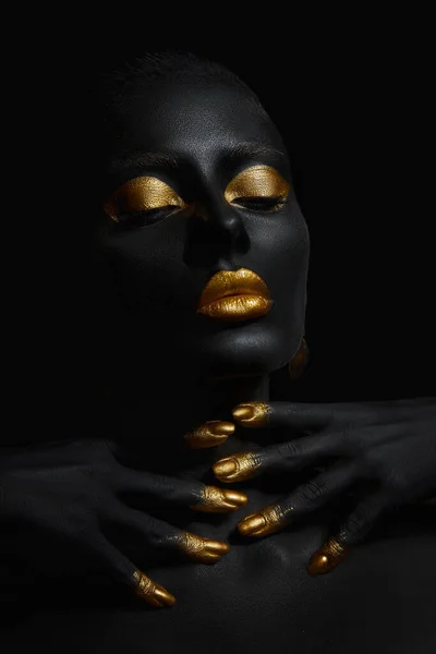 Красуня Жінка Пофарбована Чорний Колір Шкіри Мистецтва Тіла Золотий Макіяж — стокове фото