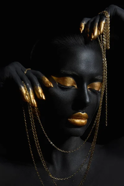 Красуня Жінка Пофарбована Чорну Шкіру Кольорового Мистецтва Тіла Золотий Ланцюг — стокове фото