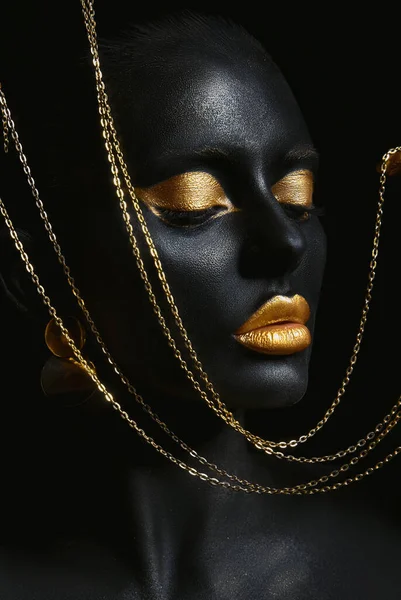 Ομορφιά Γυναίκα Ζωγραφισμένη Μαύρο Δέρμα Χρώμα Σώματος Τέχνης Χρυσή Αλυσίδα — Φωτογραφία Αρχείου