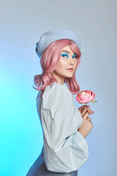 Mulher Romântica Com Cabelo Rosa Uma Boina Azul Sua Cabeça — Fotografia de Stock