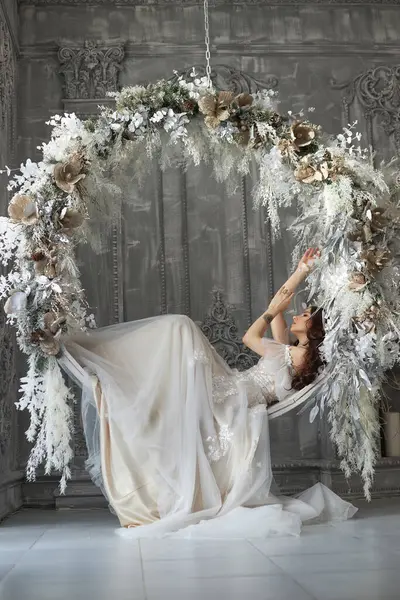 Princesa Cuento Hadas Vestido Blanco Largo Novia Perfecta Retrato Una — Foto de Stock