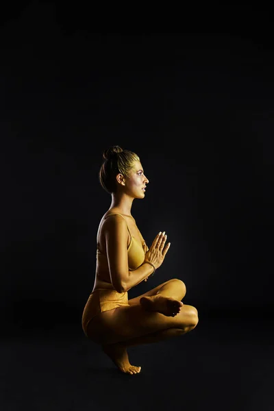 Yoga Yapan Altın Vücutlu Kadın Ruhsal Fiziksel Uygulamalar Yahudilik Beden — Stok fotoğraf