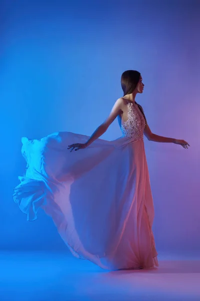 Искусство Красивой Женщины Воздушном Платье Концепция Свободы Неоновом Цвете Модный — стоковое фото