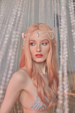 Anime prensesinin güzel portresi iç çamaşırlı pembe saçlı elf kadın. Muhteşem sihirli görünüş, güzel pembe makyaj. Bir kadının kafasında çember tacı