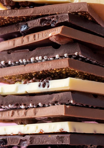 特写与一堆伯利兹巧克力条 巧克力的不同变种互相堆叠在一起 一堆堆美味的比利时巧克力 — 图库照片