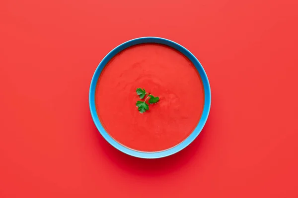 위에서 것으로는 그릇에 토마토 수프를 강판에 미니멀리즘 수있다 배경에 맛있는 — 스톡 사진