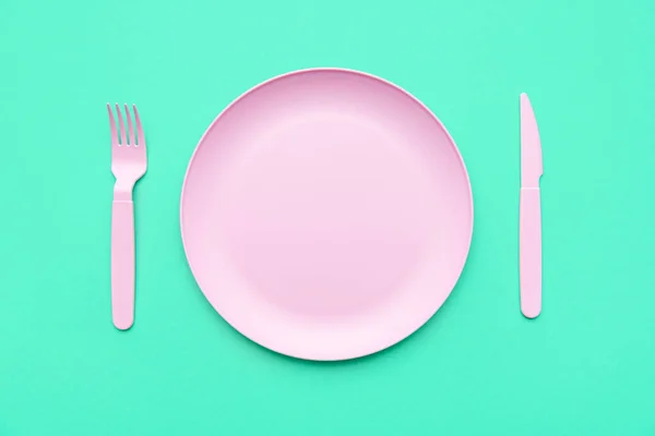 Empty Plate Isolated Green Background Pink Cutlery Green Colored Table — Stock Photo, Image