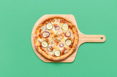 Yeşil masada ev yapımı bir pizzayla üst katta. Kabak, mozzarella ve gorgonzola ile yapılmış vejetaryen pizzası..