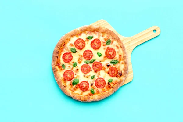 Ovanför Hel Vegetarisk Pizza Träskärbräda Läcker Hemlagad Pizza Blå Bakgrund — Stockfoto