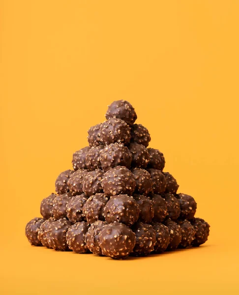 Шоколадные Ореховые Трюфели Сложенные Большую Кучу Оранжевом Столе Многие Шоколадные — стоковое фото