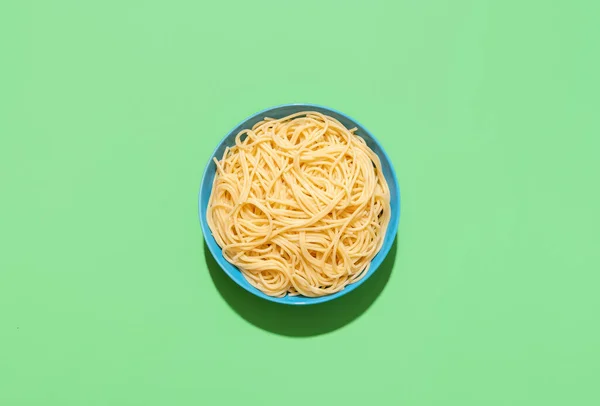 Vue Dessus Avec Une Assiette Bleue Aux Spaghettis Minimalistes Sur — Photo