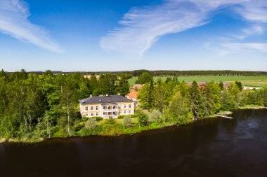 Kouvola, Finlandiya - 3 Haziran 2021: Güzel ahşap Rabbelugn Malikanesi 'nin havadan görünüşü - Takamaan Kartano. River Kymijoki Bankası.