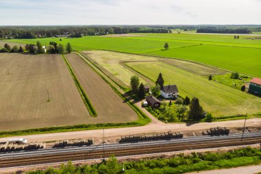 Kouvola, Finlandiya 'da Myllykoski' de karayolu ve demiryolu panoramik manzarası.