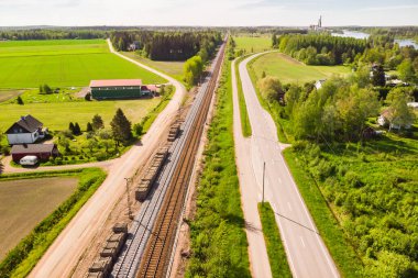 Finlandiya 'nın Kouvola kentindeki Myllykoski' de havadan panoramik yol, yol ve demiryolu manzarası.