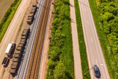 Yol, yol ve demiryollarının havadan görünüşü