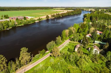 Myllykoski 'nin Kymijoki, Kouvola, Finlandiya nehrindeki panoramik manzarası.