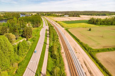 Finlandiya 'nın Kouvola kentindeki Myllykoski' de havadan panoramik yol, yol ve demiryolu manzarası.