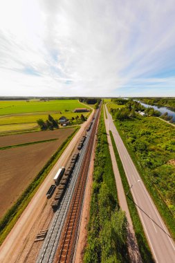 Finlandiya 'nın Kouvola kentindeki Myllykoski' de havadan panoramik yol, yol ve demiryolu manzarası.