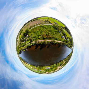 Güzel ahşap Rabbelugn Malikanesi Takamaan Kartano ile Kymijoki Nehri 'nin üç boyutlu panoramik manzarası..