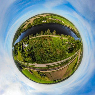 Güzel ahşap Rabbelugn Malikanesi Takamaan Kartano ile Kymijoki Nehri 'nin üç boyutlu panoramik manzarası..