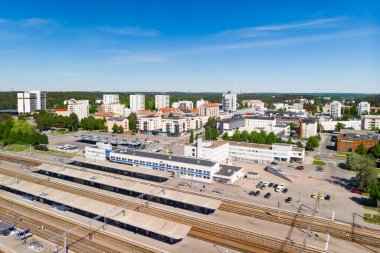 Kouvola, Finlandiya - 4 Haziran 2021: Kouvola tren istasyonu ve şehir merkezinin havadan görünüşü.