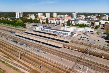 Kouvola, Finlandiya - 4 Haziran 2021: Kouvola tren istasyonu ve şehir merkezinin havadan görünüşü.