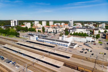 Kouvola, Finlandiya - 4 Haziran 2021: Kouvola tren istasyonu ve şehir merkezinin havadan görünüşü.
