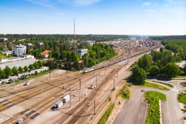 Kouvola, Finlandiya - 4 Haziran 2021: Kouvola demiryolu ve şehir merkezinin havadan görünüşü.