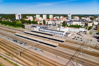 Kouvola, Finlandiya - 4 Haziran 2021: Kouvola tren istasyonu ve şehir merkezinin havadan görünüşü.
