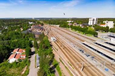 Kouvola, Finlandiya - 4 Haziran 2021: Kouvola tren istasyonu ve şehir merkezinin havadan görünüşü.